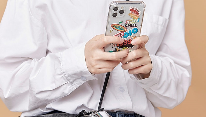 - MZ세대가 주도하는 레트로 열풍… 전 세대에 친숙한 예전 SKT 브랜드 소환 - 스마트폰 케이스 10종, 블루투스 이어폰 케이스 5종, 스트랩 2종으로 구성 - 카카오메이커스서 온라인 판매… SKT 플래그십 매장 ‘T 팩토리’서도 구매 가능