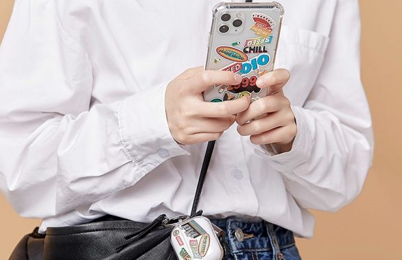 - MZ세대가 주도하는 레트로 열풍… 전 세대에 친숙한 예전 SKT 브랜드 소환 - 스마트폰 케이스 10종, 블루투스 이어폰 케이스 5종, 스트랩 2종으로 구성 - 카카오메이커스서 온라인 판매… SKT 플래그십 매장 ‘T 팩토리’서도 구매 가능