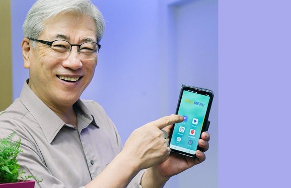 SKT, 미스터트롯 노래 담은 시니어 전용폰 출시