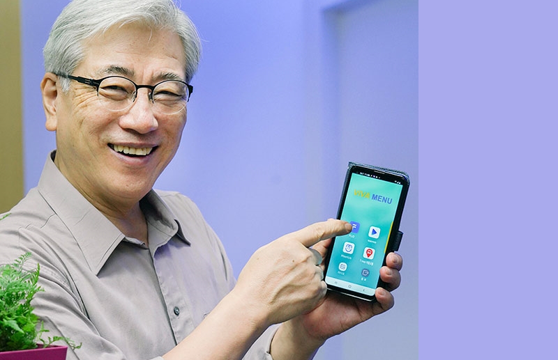 SKT, 미스터트롯 노래 담은 시니어 전용폰 출시