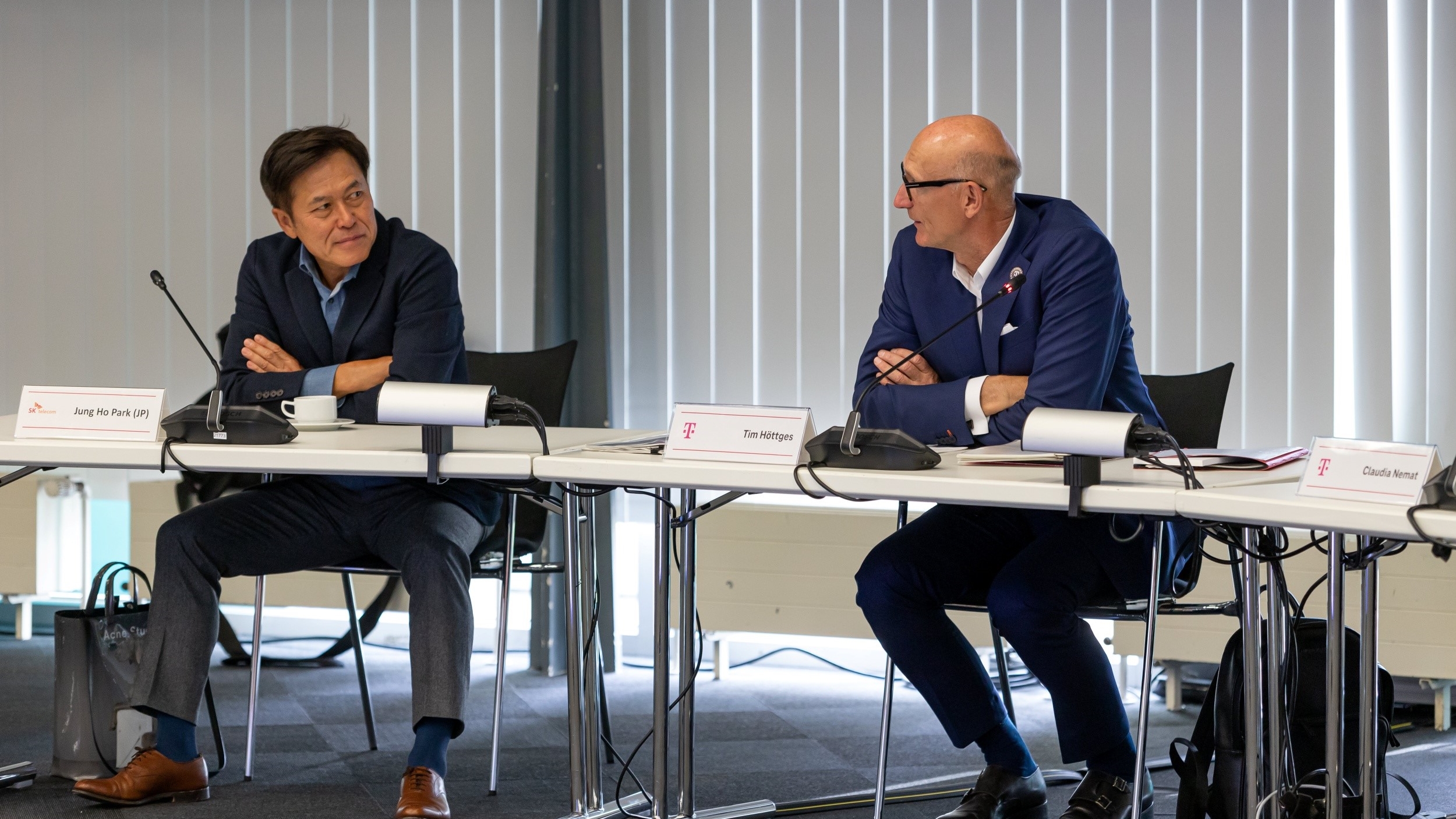 SK스퀘어, 도이치텔레콤, SK ICT 연합