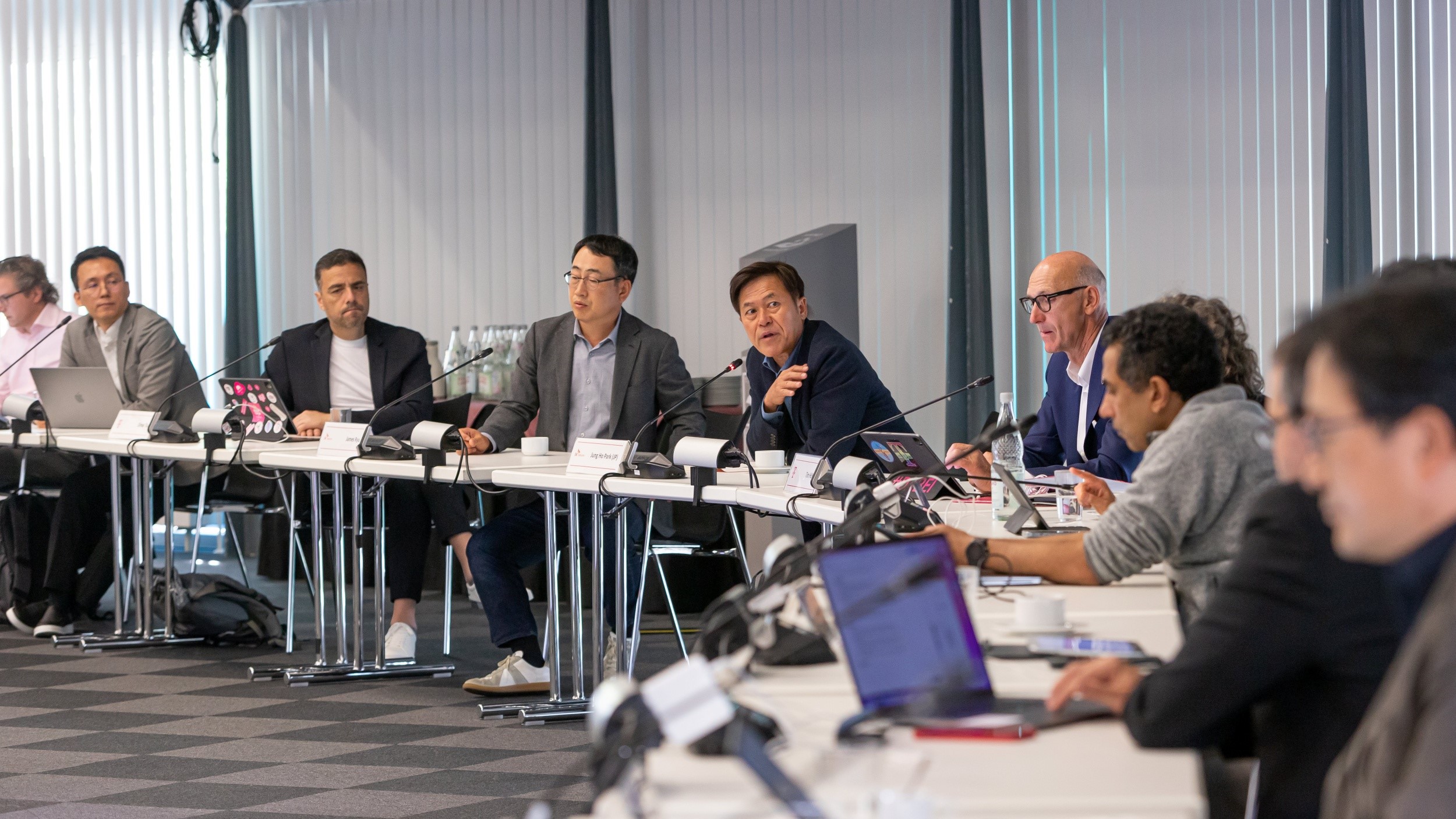 SK스퀘어, 도이치텔레콤, SK ICT 연합