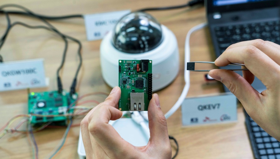 양자난수생성, 양자암호원침, MWC23, 암호통신, 암호칩