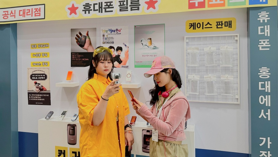 이통사 2000년대 홍대 거리를 체험할 수 있는 V컬러링 팝업존 오픈