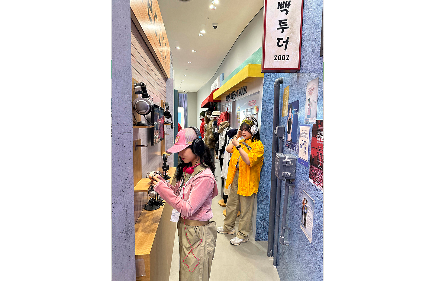 이통사 2000년대 홍대 거리를 체험할 수 있는 V컬러링 팝업존 오픈