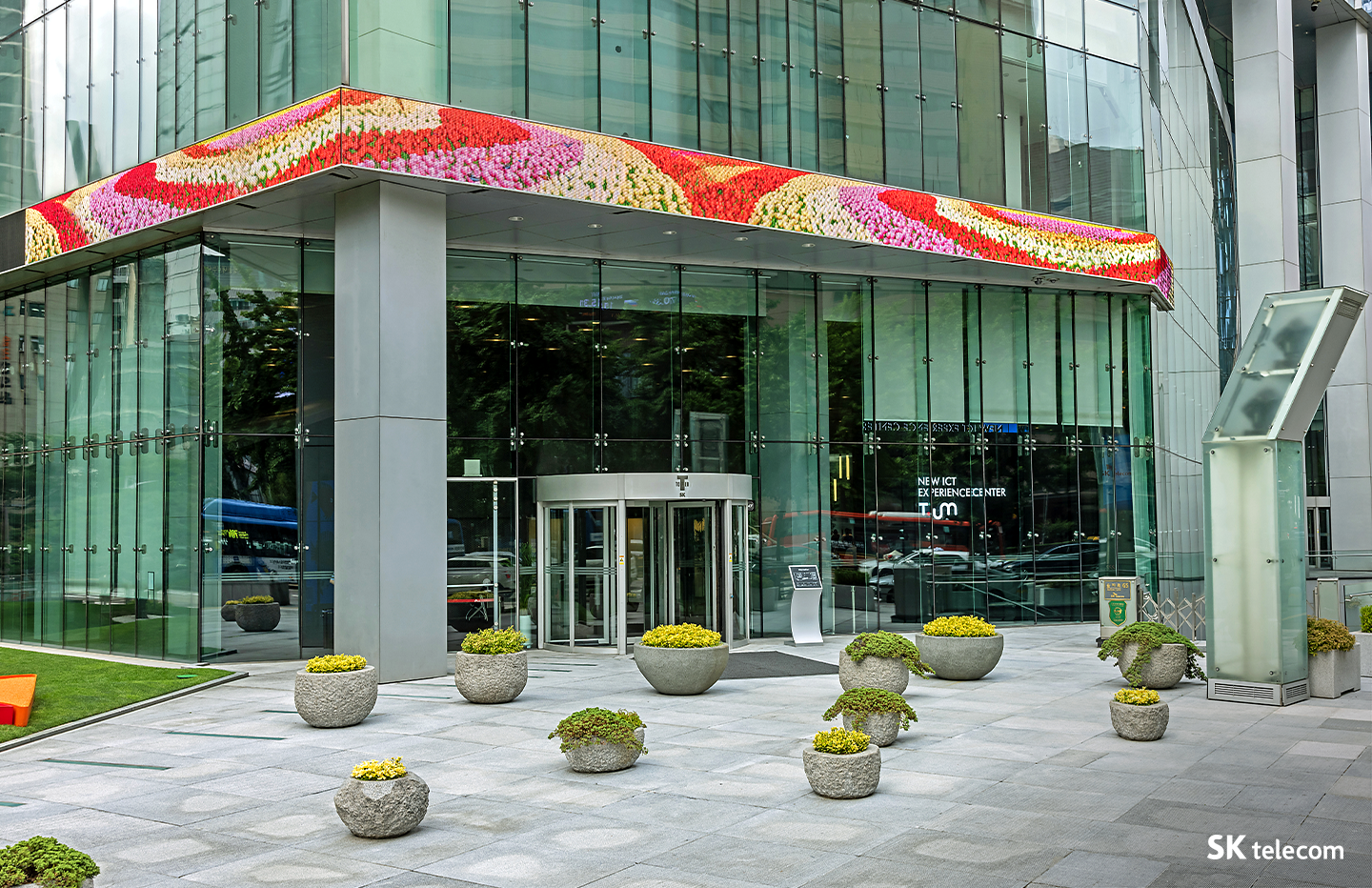 에버랜드 튤립으로 물든 T타워… SKT-에버랜드 미디어아트 상호 교류 협약식