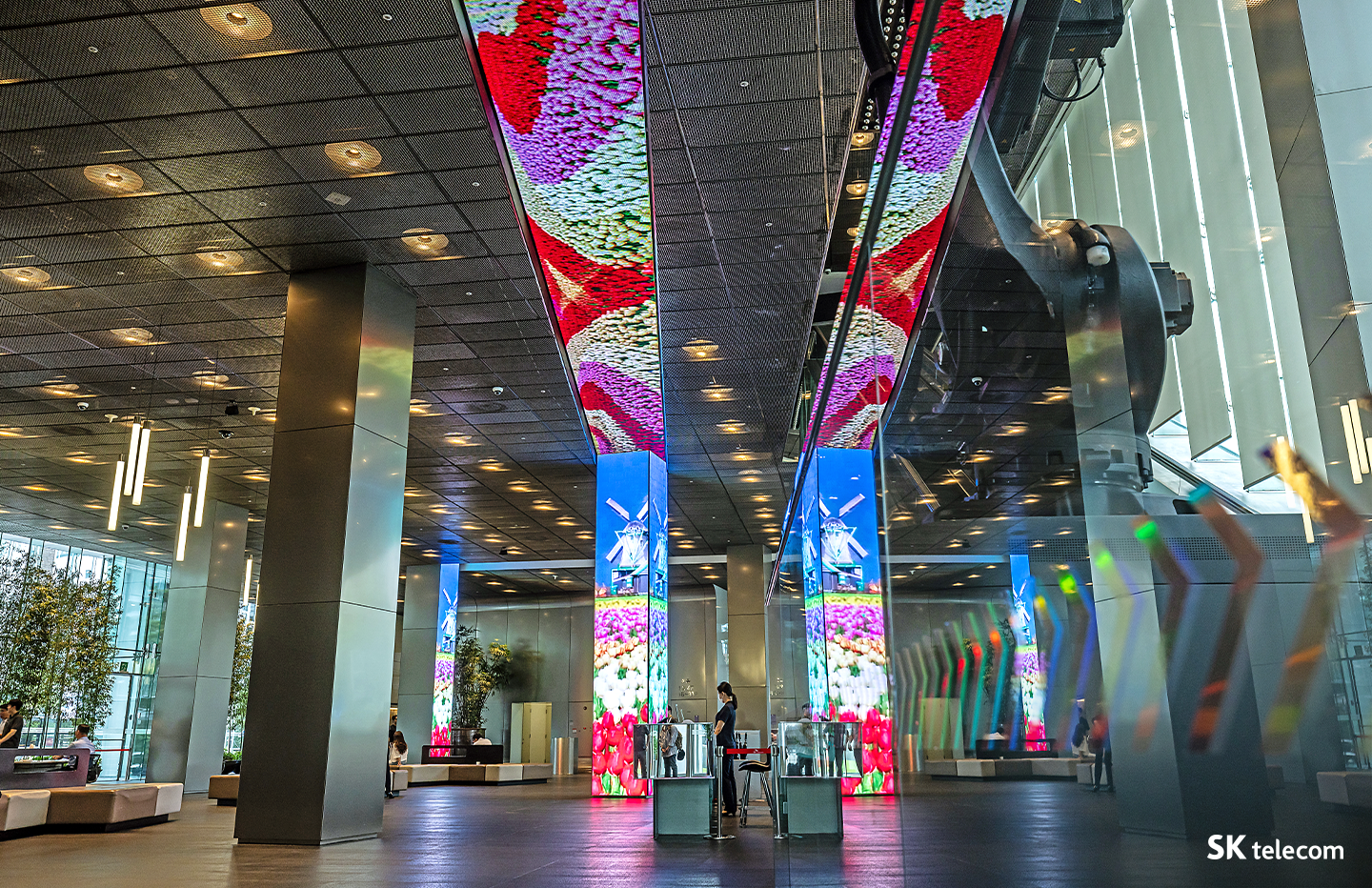 에버랜드 튤립으로 물든 T타워… SKT-에버랜드 미디어아트 상호 교류 협약식