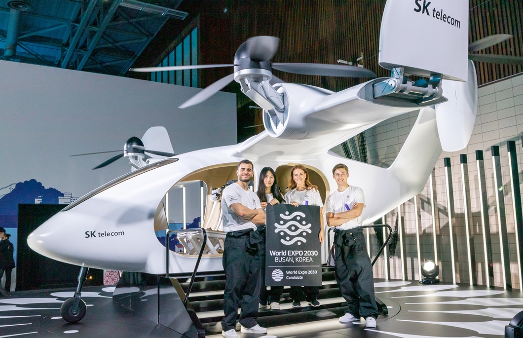SKT 파리 국제박람회기구 행사장에 2030년 부산 하늘 펼쳐보였다_1