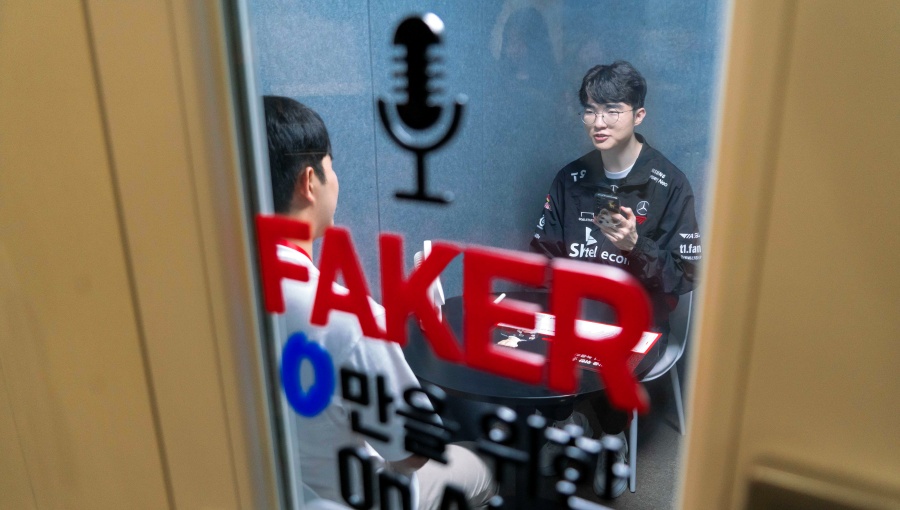 SKT T1 선수들과 함께 0 청년에게 응원의 메시지 전한다