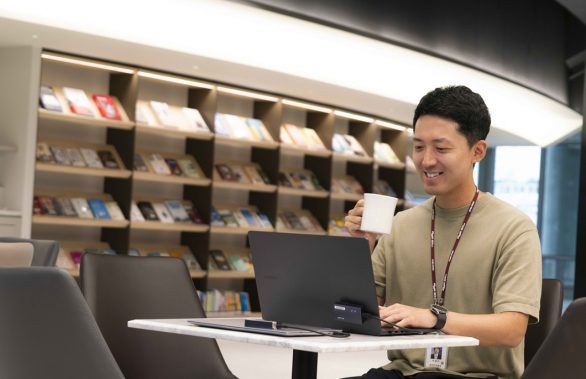 경기도교육청 직원이 사무실이 아닌 공간에서 근무하는 모습_pc