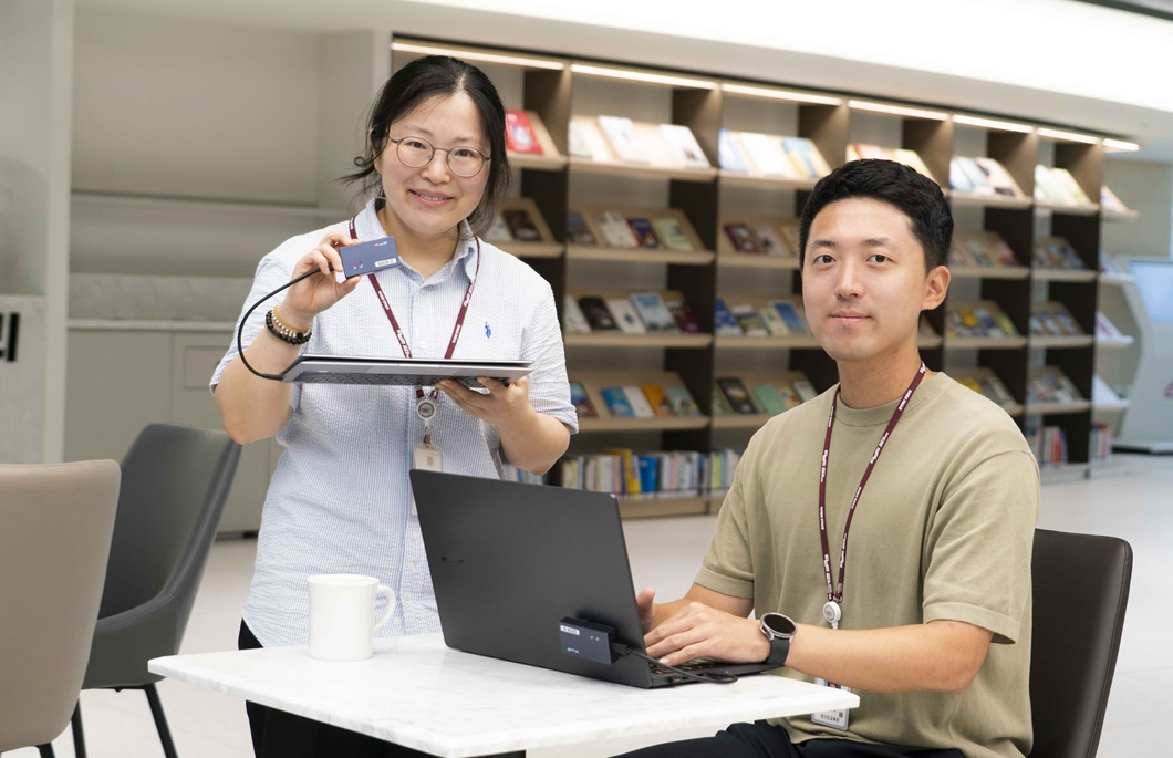 경기도교육청 직원이 사무실이 아닌 공간에서 근무하는 모습_02
