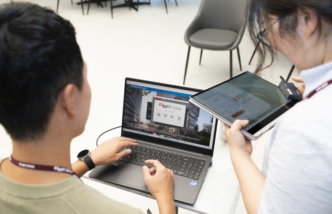 경기도교육청 직원이 사무실이 아닌 공간에서 근무하는 모습_03