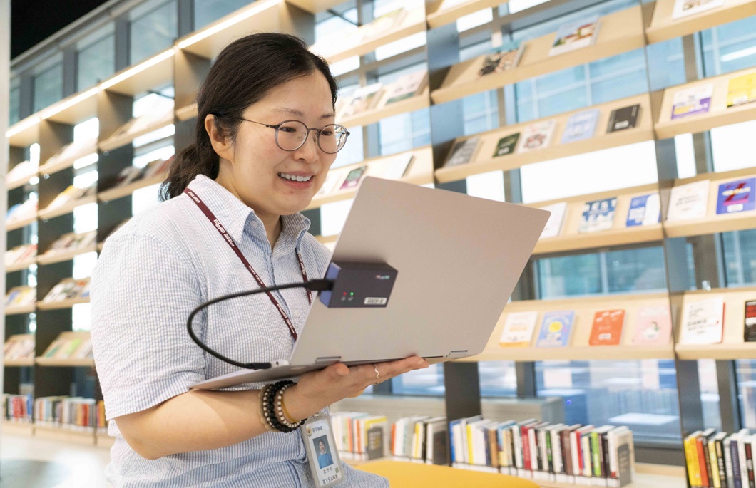 경기도교육청 직원이 사무실이 아닌 공간에서 근무하는 모습_05