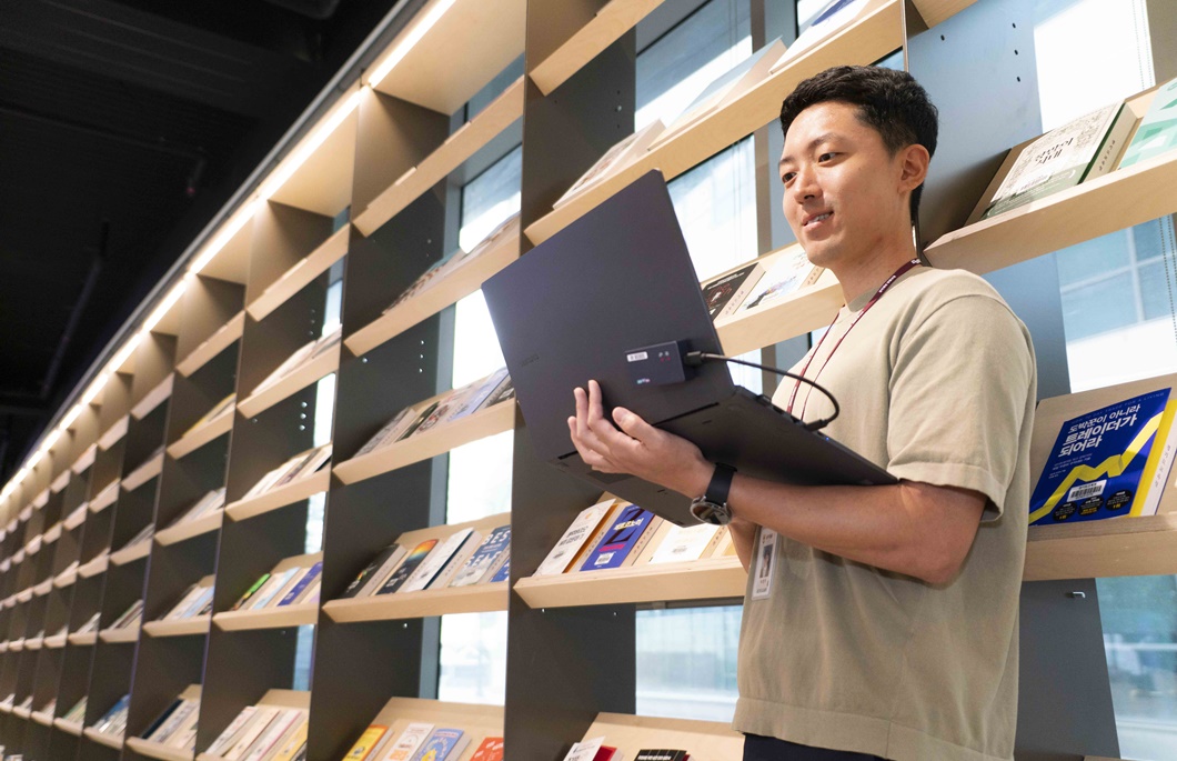 경기도교육청 직원이 사무실이 아닌 공간에서 근무하는 모습_06