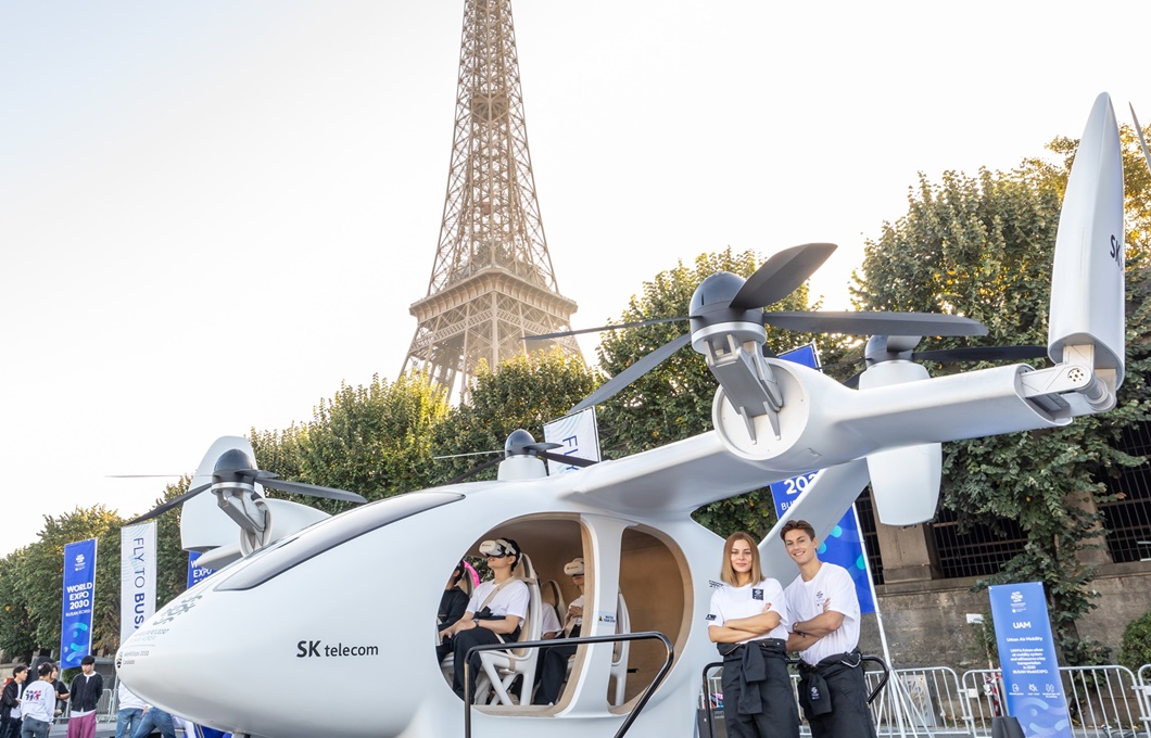SKT 2030 세계박람회 유치 지원 위해 에펠탑 앞 UAM 날개 펼쳤다_4