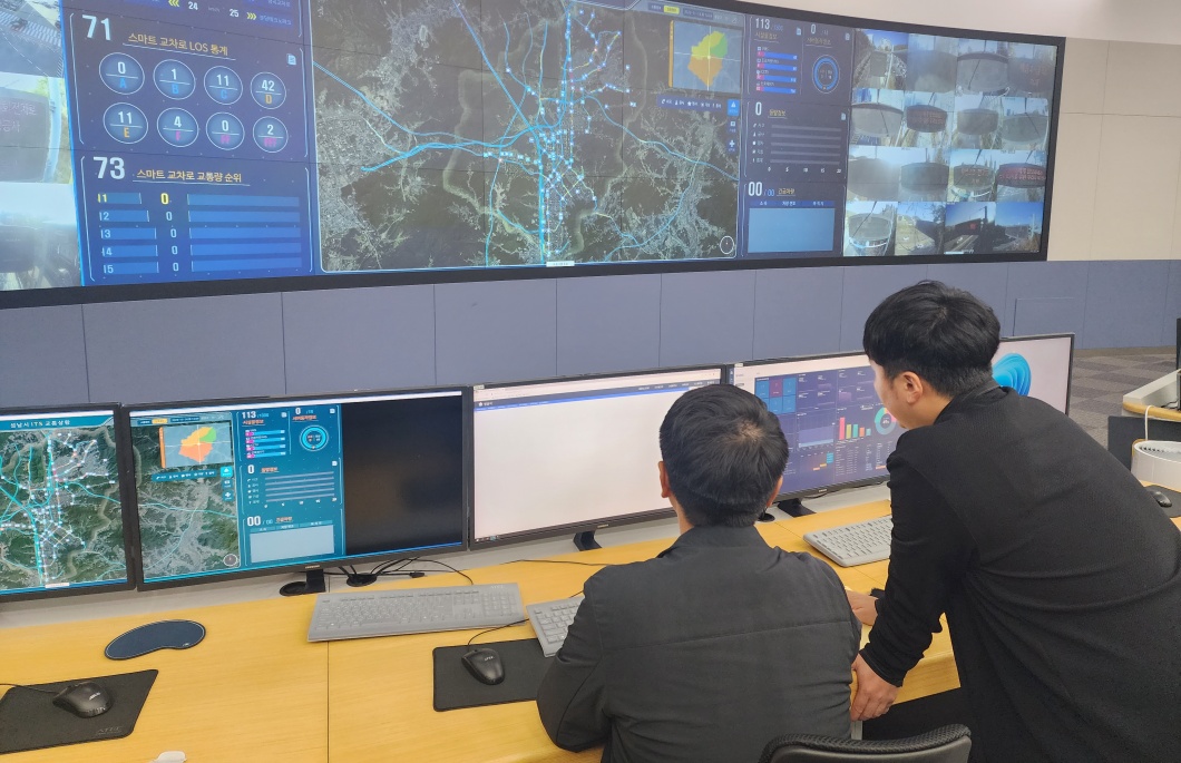 성남시 종합상황실에서 교통 정보를 분석하는 모습