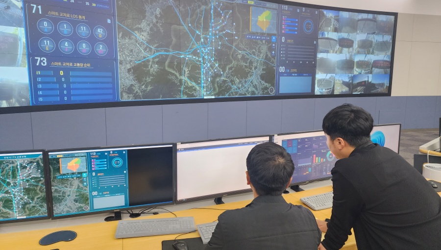 성남시 종합상황실에서 교통 정보를 분석하는 모습