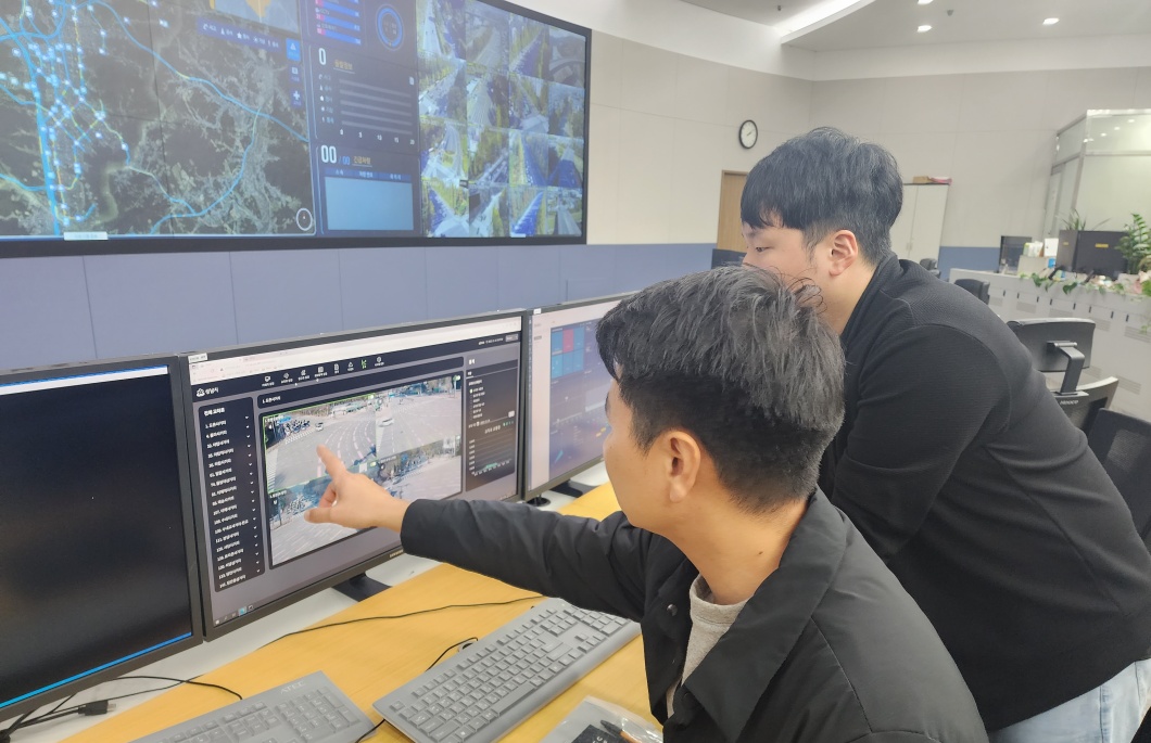성남시 종합상황실에서 교통 정보를 분석하는 모습