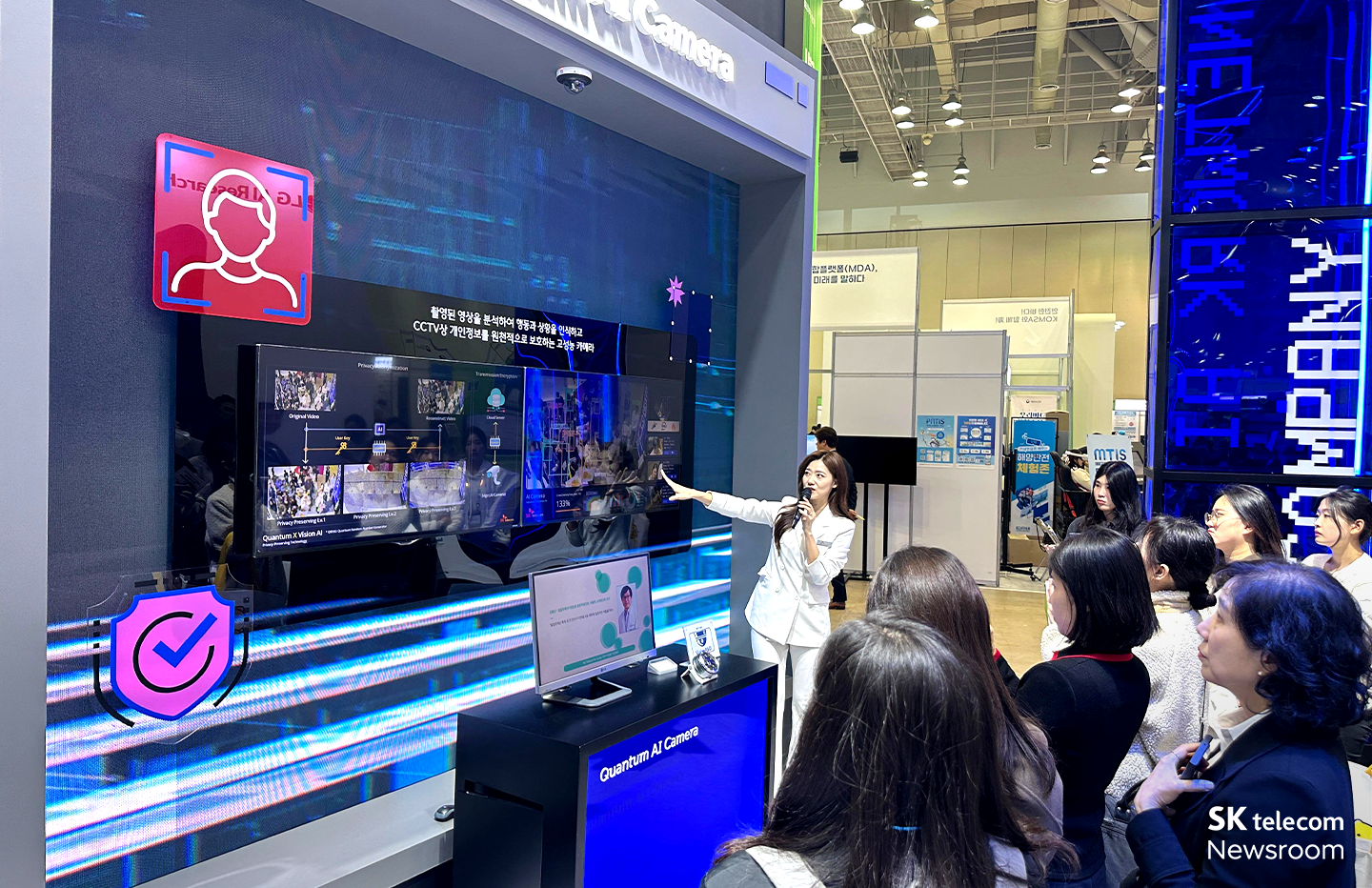 [포토] 트래픽 집중 감지하고 법령 해석해주는 AI… 2023 대한민국 정부박람회 SKT 전시 살펴보기