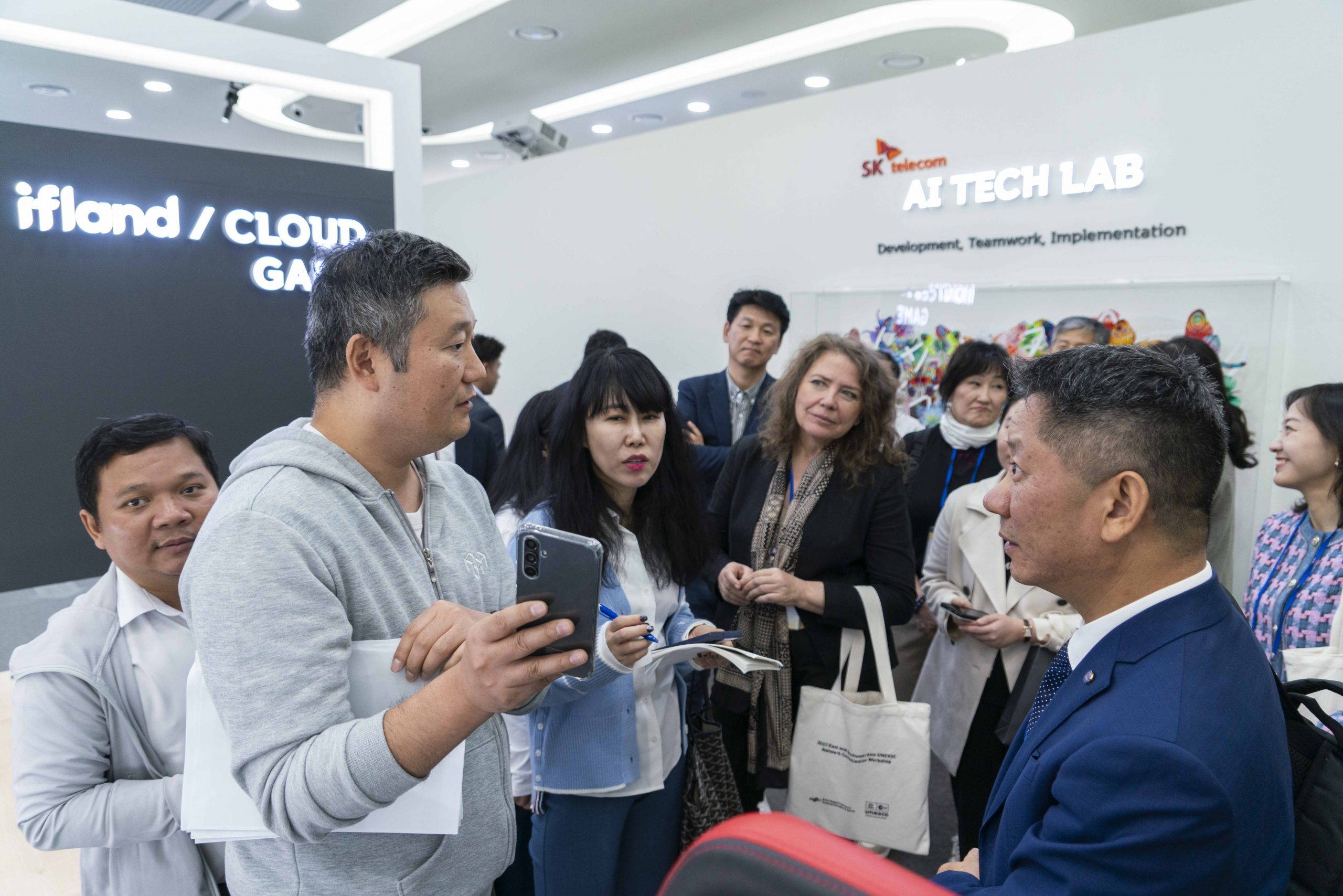 SKT 세계 각국 민간사절에 앞선 AI 혁신 기술 체험 제공