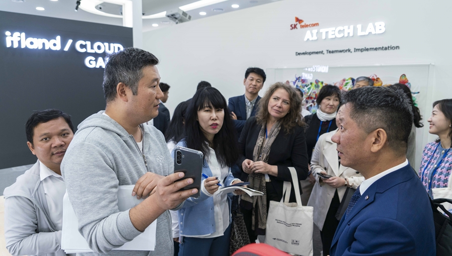 SKT 세계 각국 민간사절에 앞선 AI 혁신 기술 체험 제공