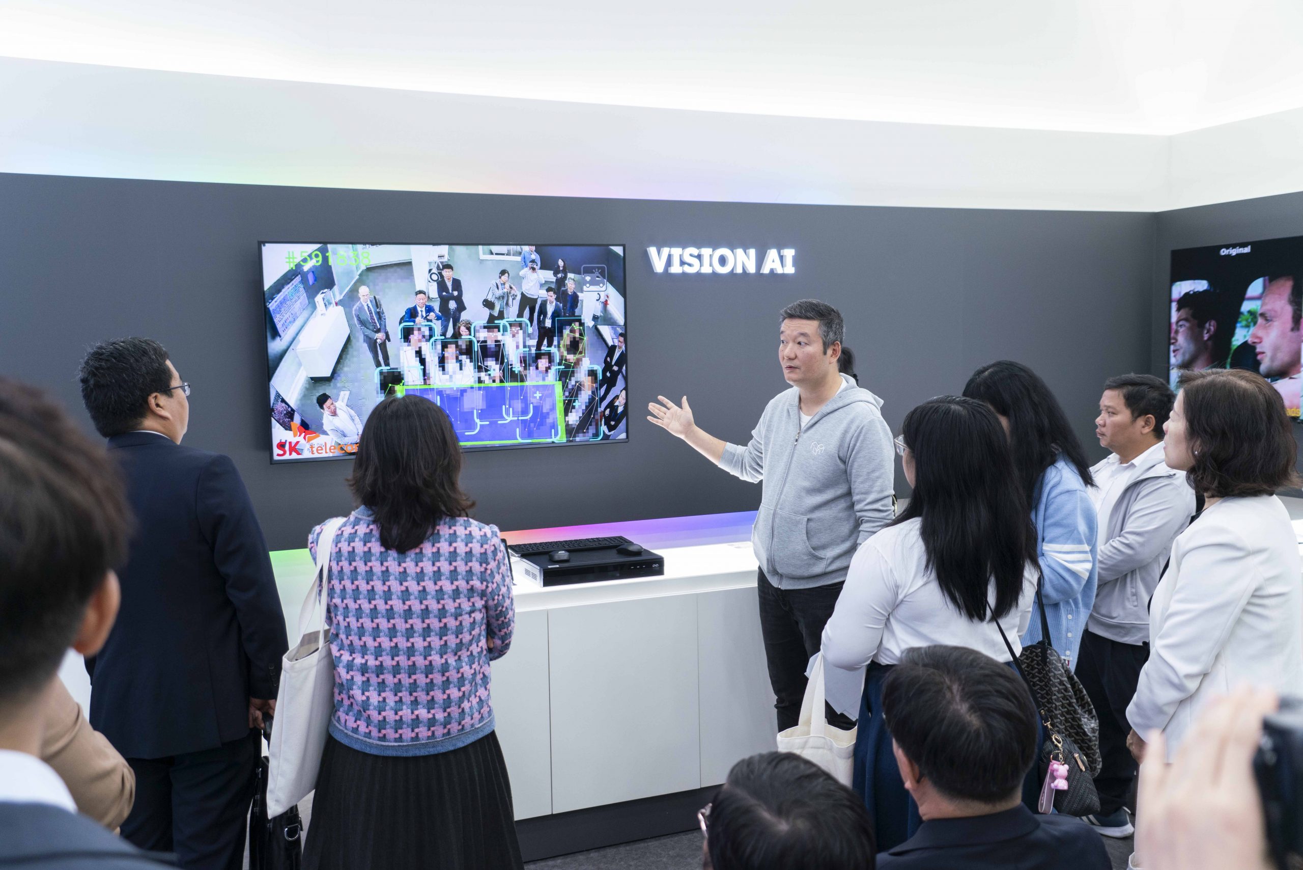 SKT 세계 각국 민간사절에 앞선 AI 혁신 기술 체험 제공