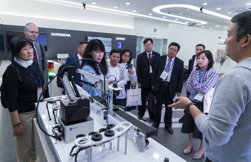 SKT 세계 각국 민간사절에 앞선 AI 혁신 기술 체험 제공