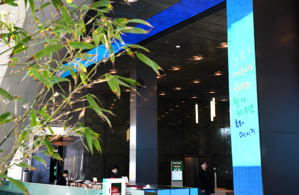 회사야 생일 축하해! 아이들의 그림으로 채워진 SKT 40주년 축하 미디어아트