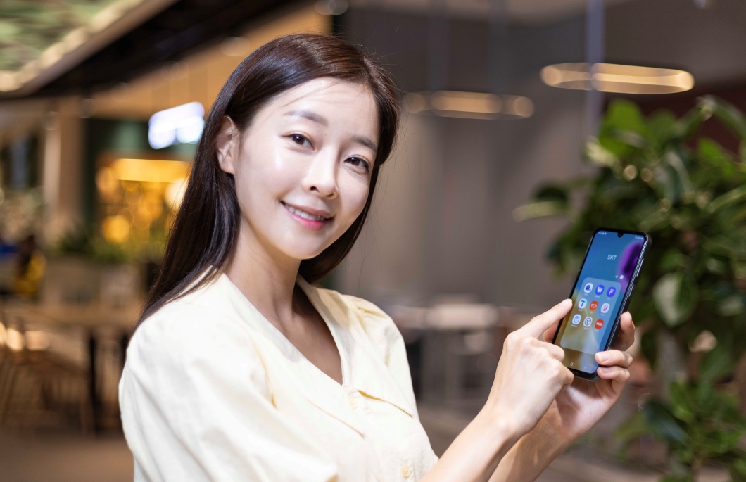 SKT 실속파 고객 위한 갤럭시 와이드7 단독 출시