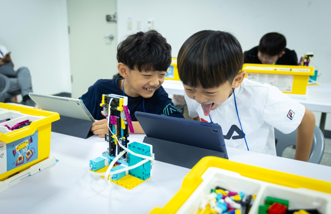 SKT AI 로봇 농구 대회로 AI 장벽 낮췄다SKT AI 로봇 농구 대회로 AI 장벽 낮췄다