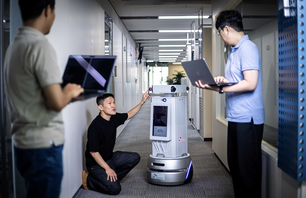 SKT 텔코 에지 AI 기반 자율주행 로봇 기술 실증