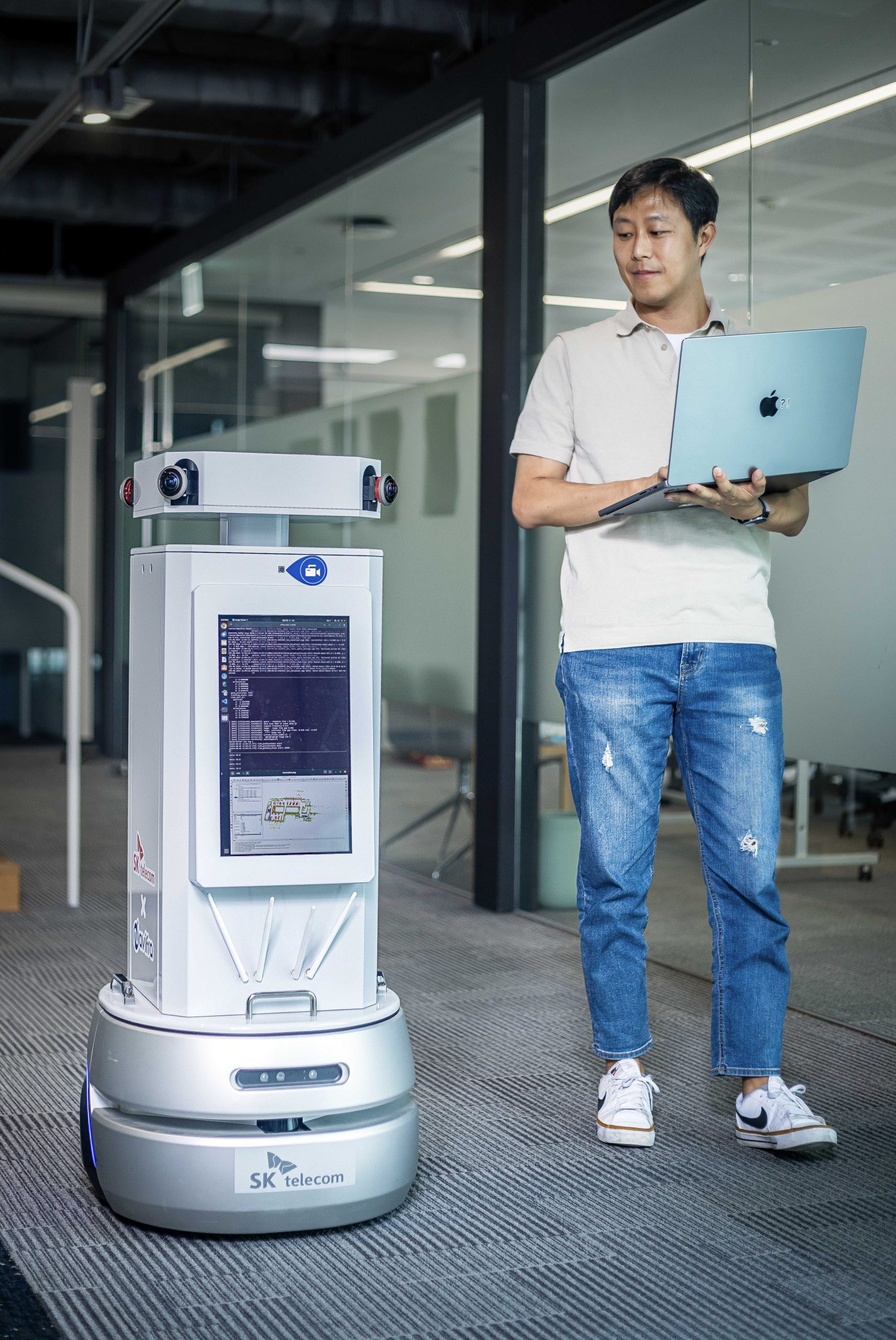 SKT 텔코 에지 AI 기반 자율주행 로봇 기술 실증