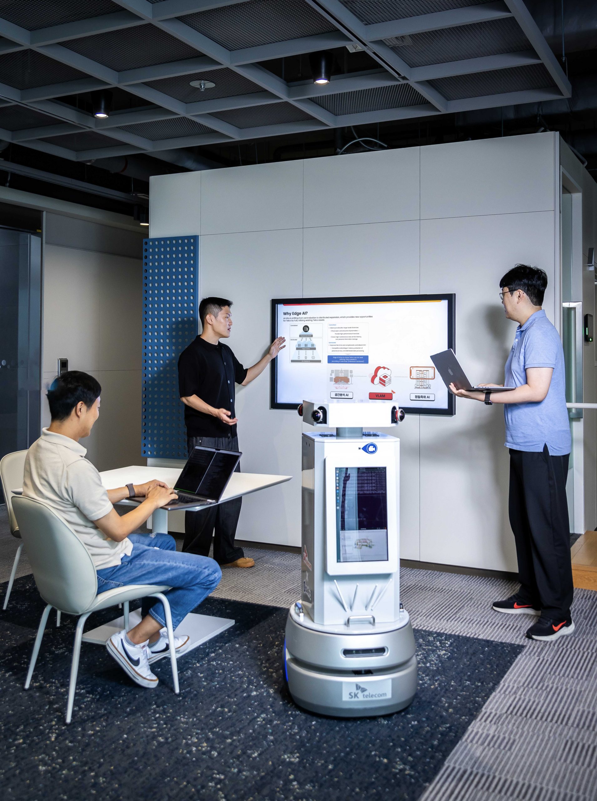 SKT 텔코 에지 AI 기반 자율주행 로봇 기술 실증