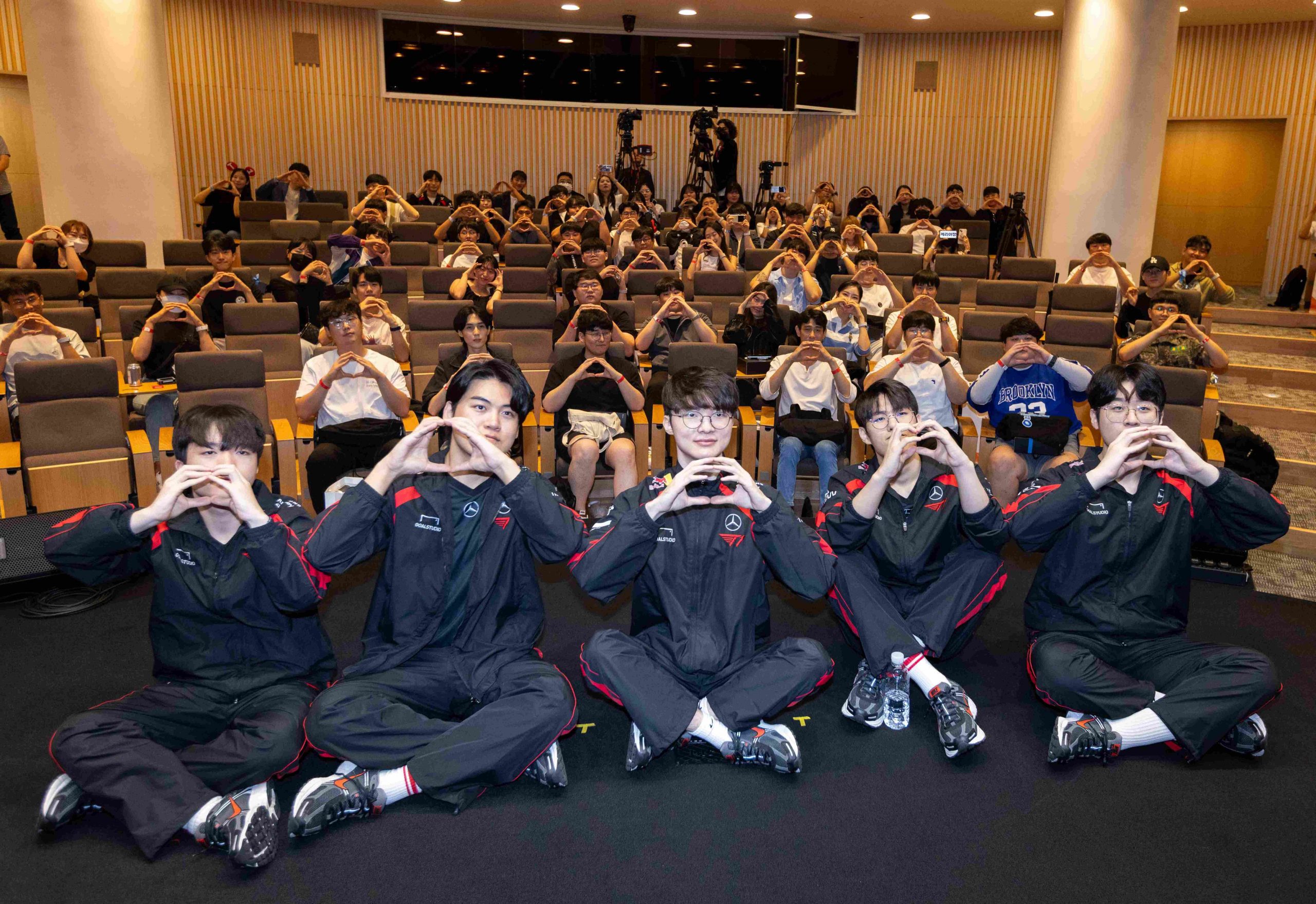 SKT T1 선수들과 청년 고객 응원 팬미팅 가져