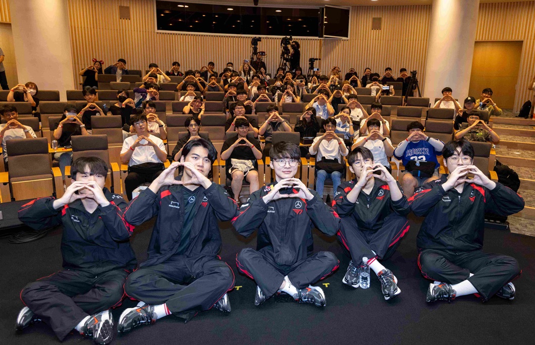 SKT T1 선수들과 청년 고객 응원 팬미팅 가져