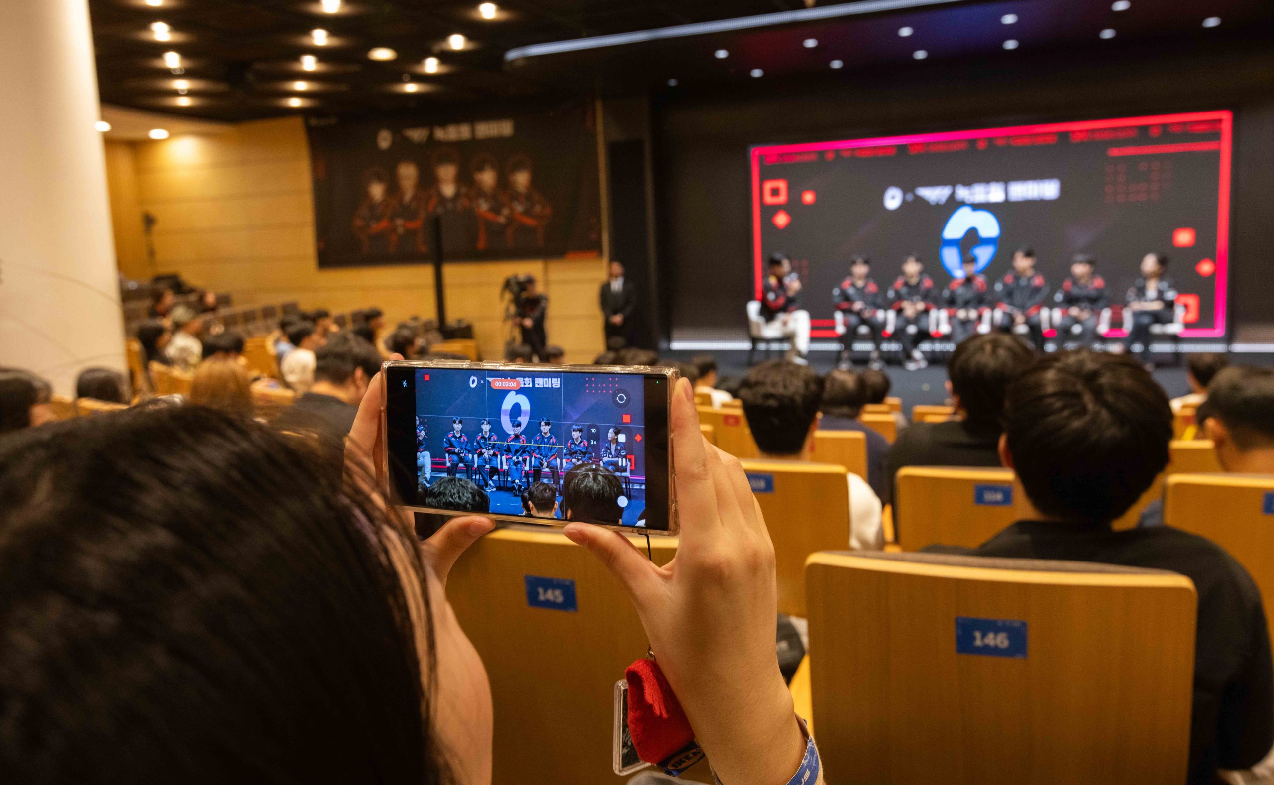 SKT T1 선수들과 청년 고객 응원 팬미팅 가져