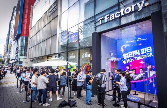 SKT 홍대 명소 T팩토리서 iPhone 16 출시 기념행사 개최