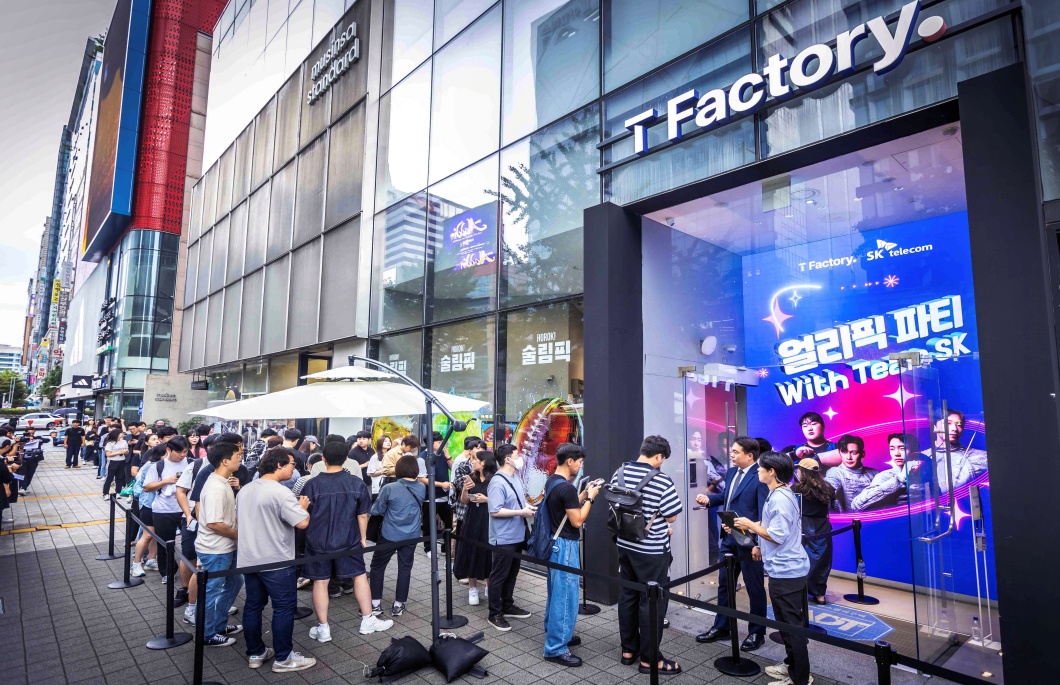 SKT 홍대 명소 T팩토리서 iPhone 16 출시 기념행사 개최