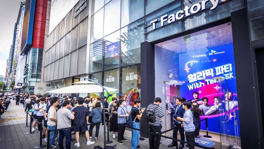 SKT 홍대 명소 T팩토리서 iPhone 16 출시 기념행사 개최