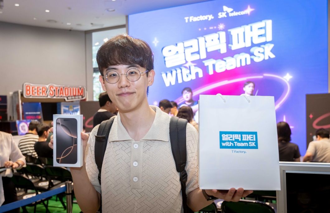 SKT 홍대 명소 T팩토리서 iPhone 16 출시 기념행사 개최