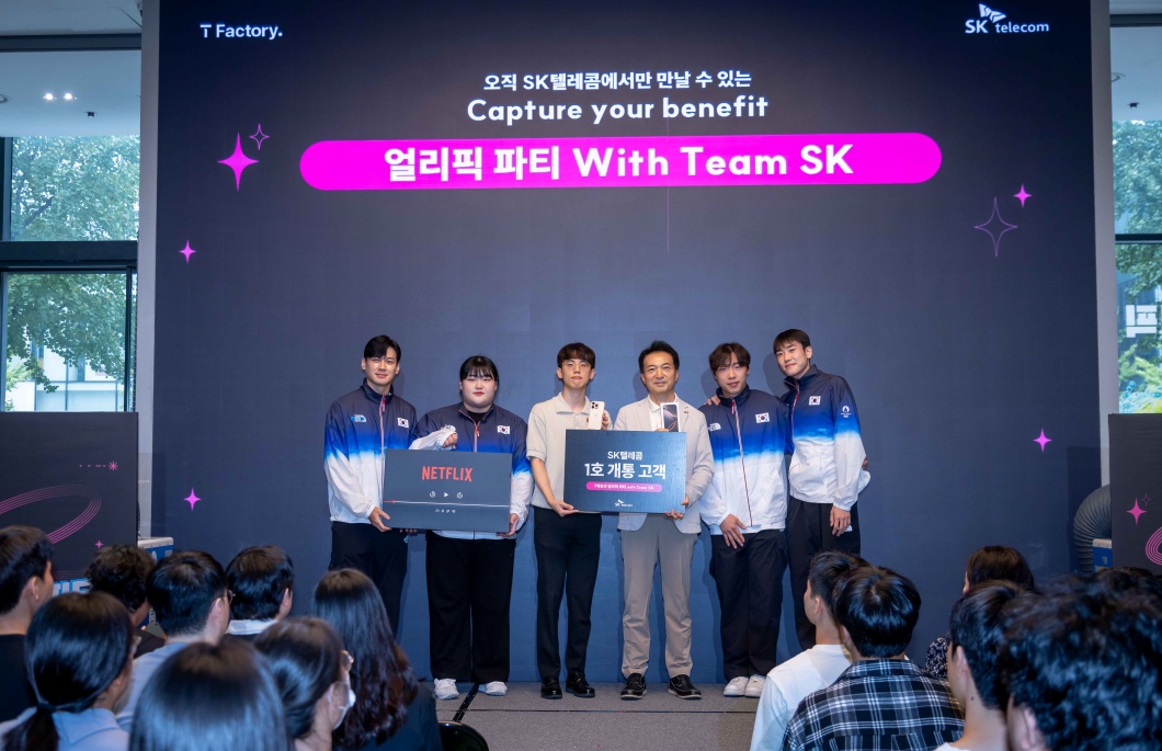 SKT 홍대 명소 T팩토리서 iPhone 16 출시 기념행사 개최