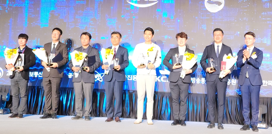 SKT 저궤도 위성 기반 재난 통신 기술로 전파방송기술대상 장관상 수상