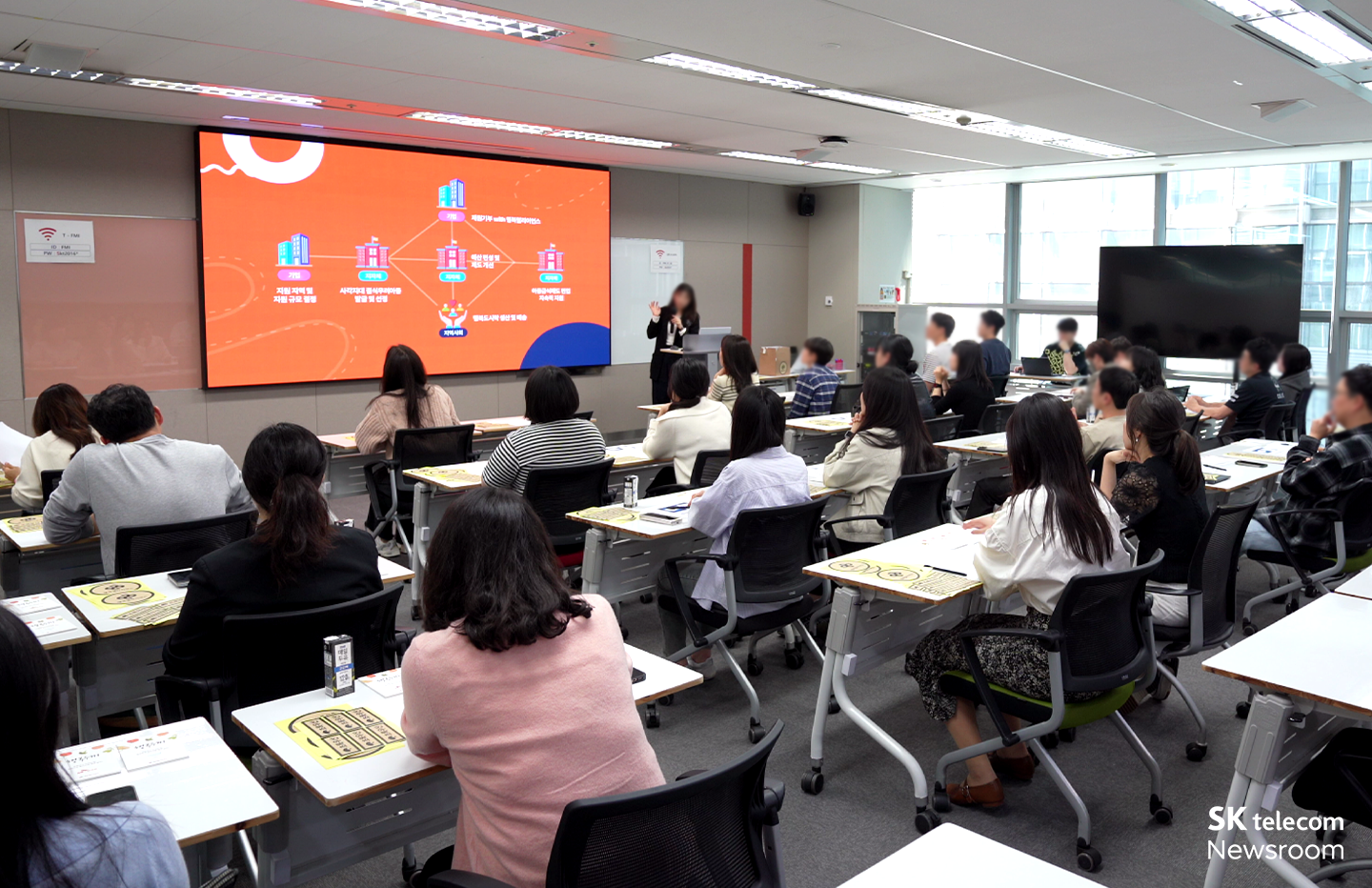 결식우려아동을 위한 연대 SKT 구성원들의 행복상자 봉사 현장