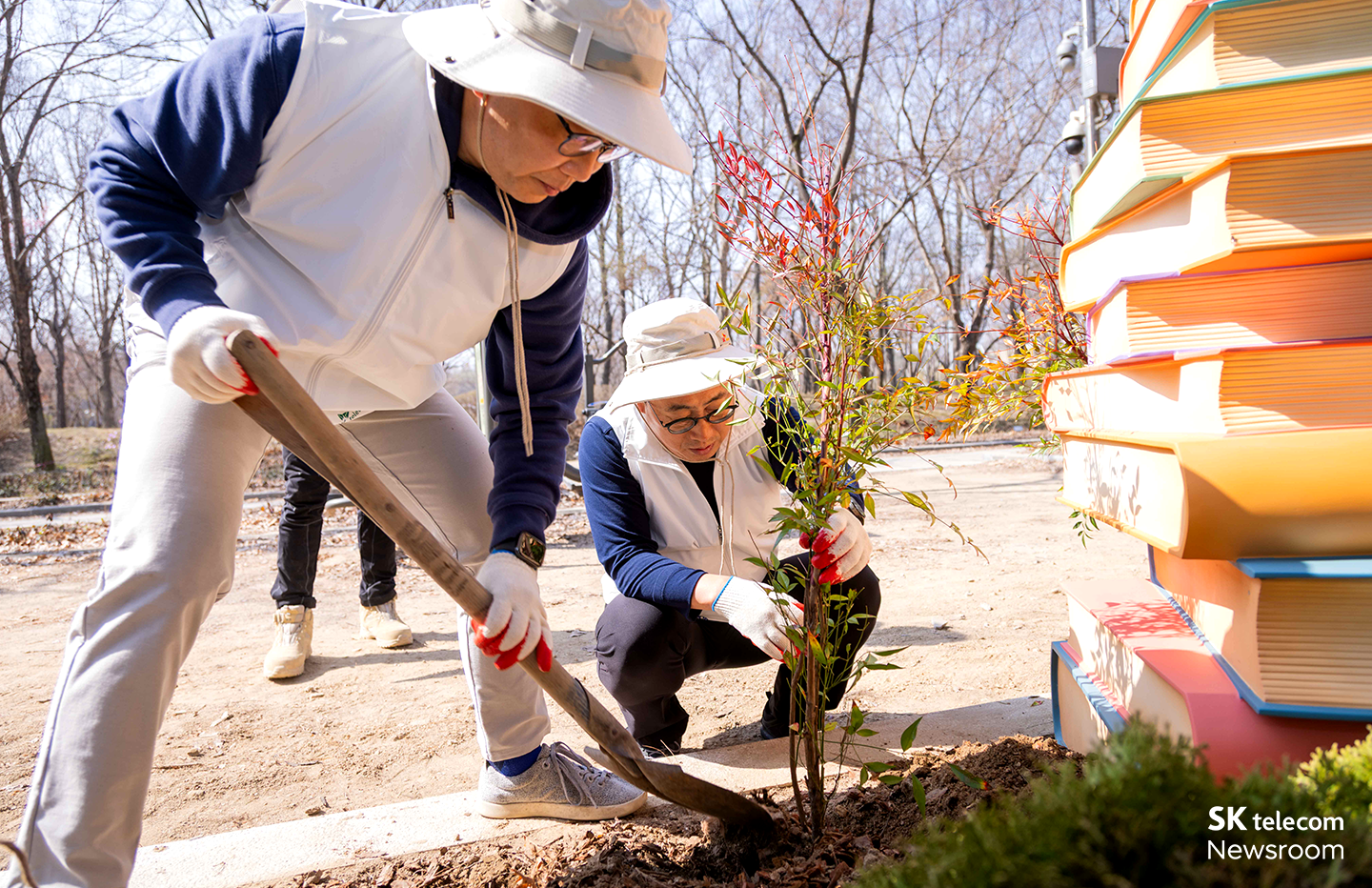 AI와 문학이 만나는 힐링 공간… SKT, 서울숲에 ‘책 잇는 숲’ 조성
