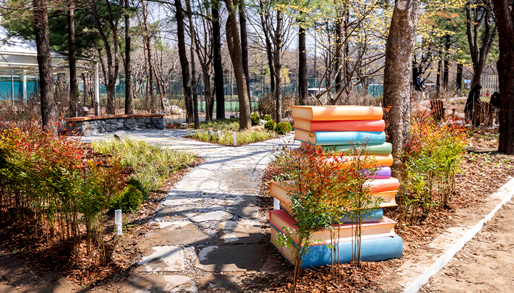 AI와 문학이 만나는 힐링 공간… SKT, 서울숲에 ‘책 잇는 숲’ 조성