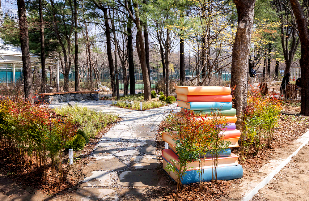 AI와 문학이 만나는 힐링 공간… SKT, 서울숲에 ‘책 잇는 숲’ 조성