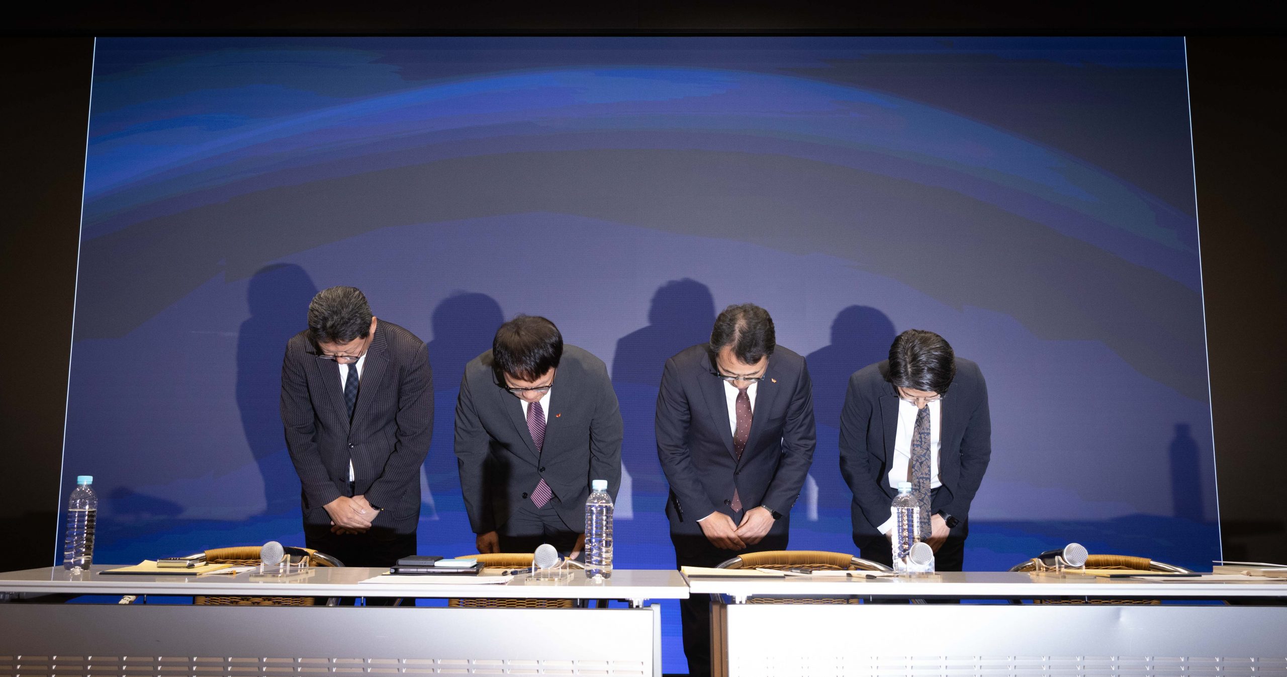 SKT 유영상 CEO 고객 보호 위한 추가 조치 발표 “전국 2,600여개 T월드 매장에서 신규 가입자 모집 중단”