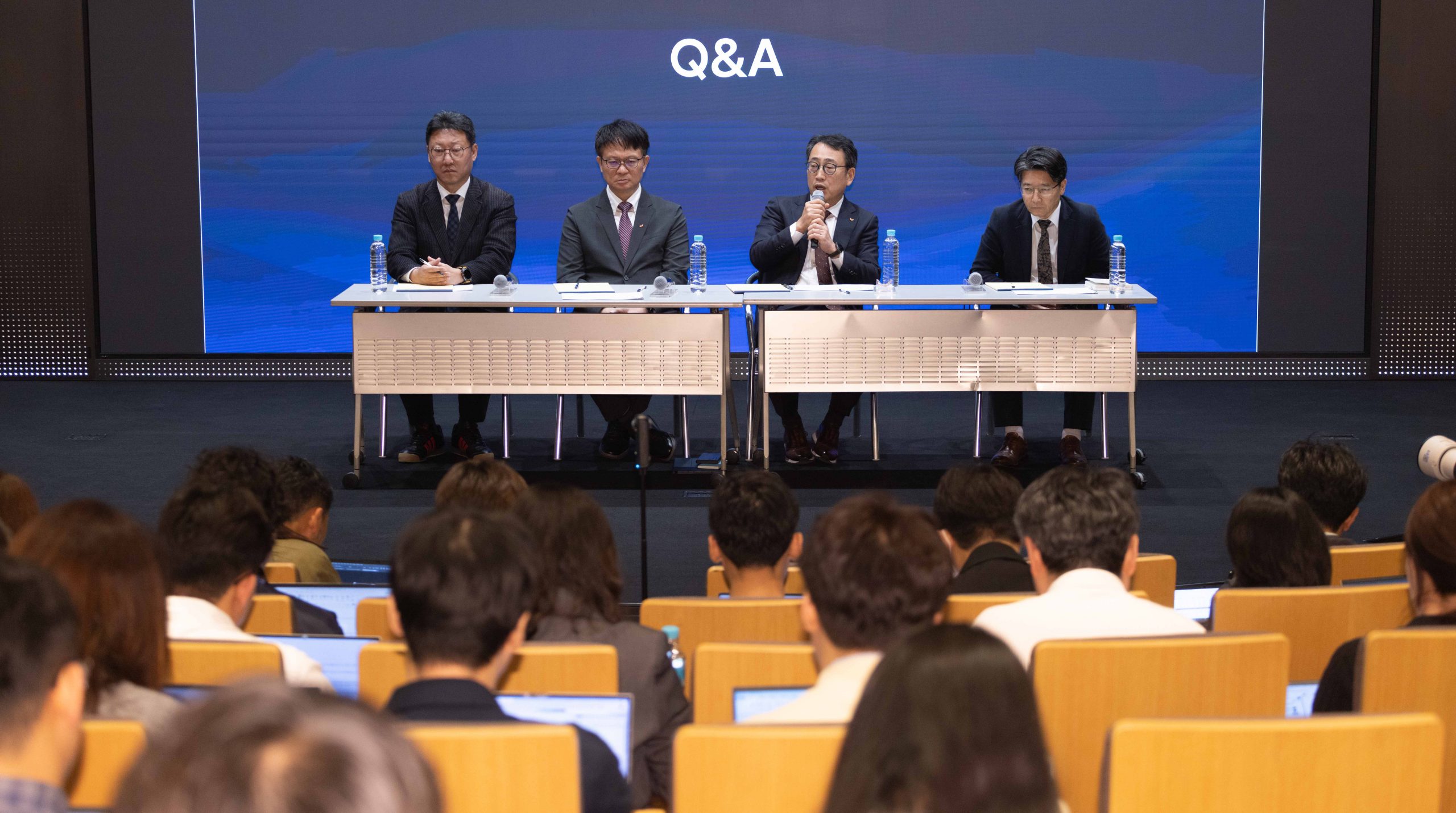 SKT 유영상 CEO 고객 보호 위한 추가 조치 발표 “전국 2,600여개 T월드 매장에서 신규 가입자 모집 중단”