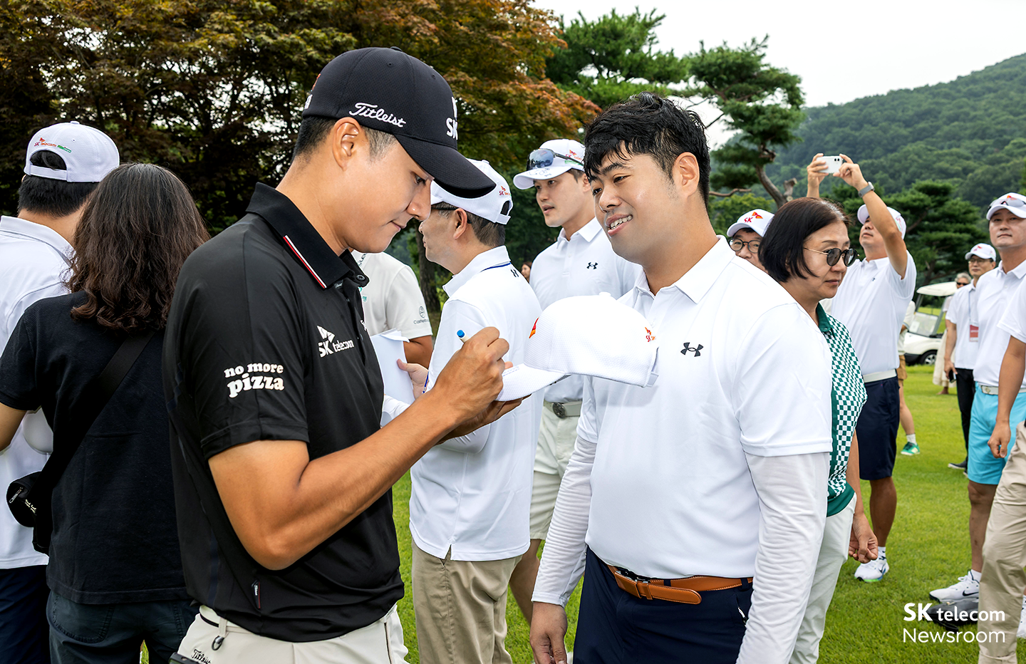 SKT 후원 선수인 김한별 선수가 참가자에게 사인을 해주고 있다. 