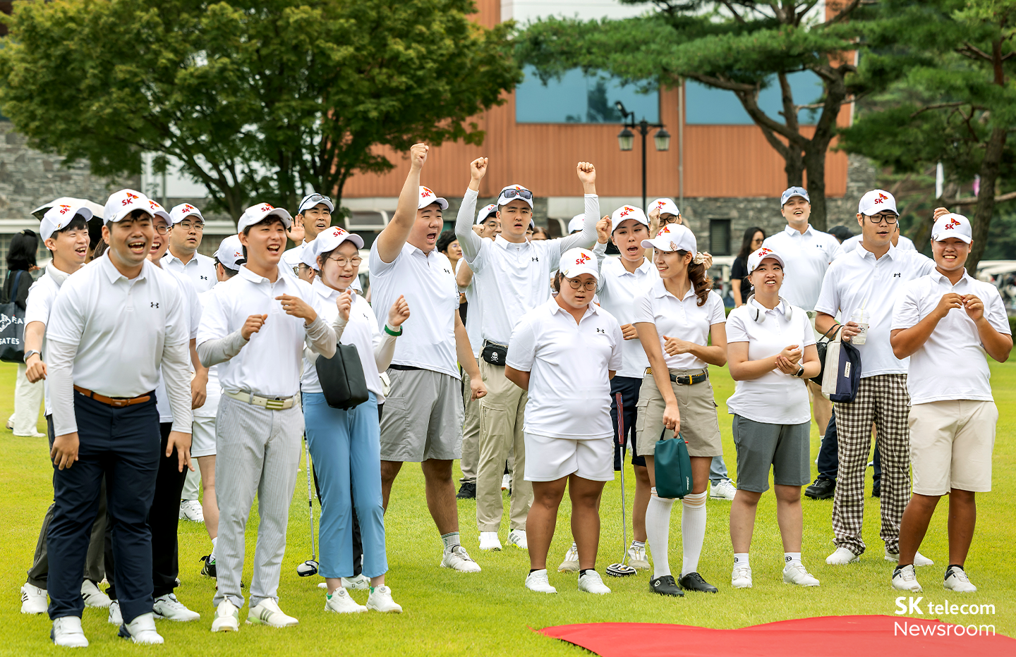 발달장애인 참가자들이 조 추첨 결과에 기뻐하고 있다. 